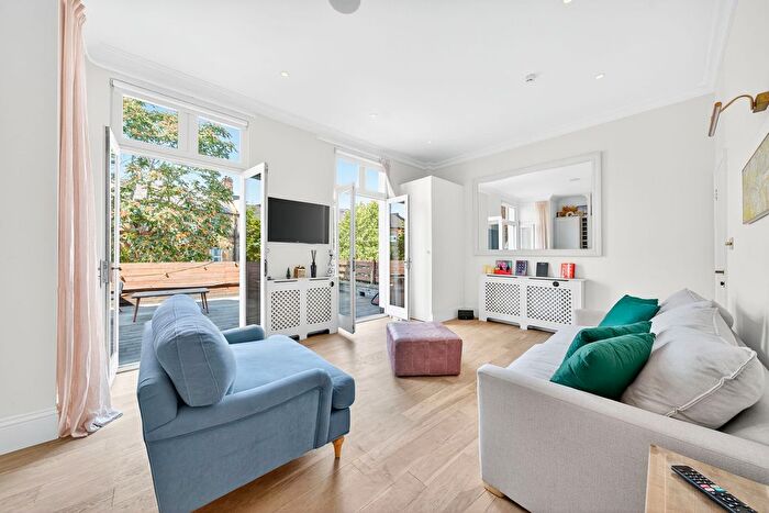2 Bedroom Flat For Sale In Queenstown Road, London, SW8