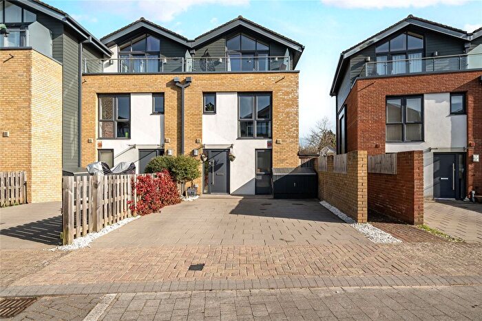 3 Bedroom End Terrace House For Sale In Woking, Surrey, GU22