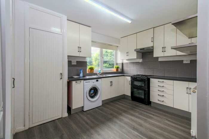 3 Bedroom Apartment To Rent In Marlborough Grange, LS1