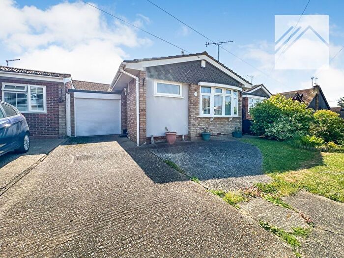 1 Bedroom Bungalow For Sale In Helden Avenue, Canvey Island, SS8