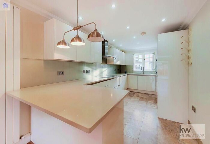 4 Bedroom Terraced House To Rent In Queen Street, Chertsey, Surrey, KT16