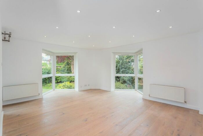 2 Bedroom Flat To Rent In Twickenham Road, Teddington, TW11