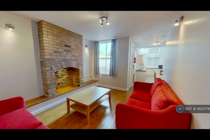 6 Bedroom Semi-Detached House To Rent In Cycle Road, Nottingham, NG7