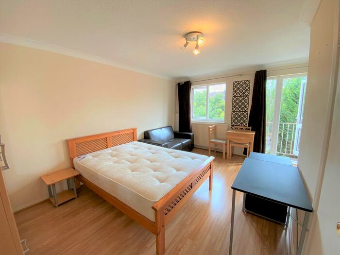 Studio To Rent In Almond Avenue, South Ealing, London W5