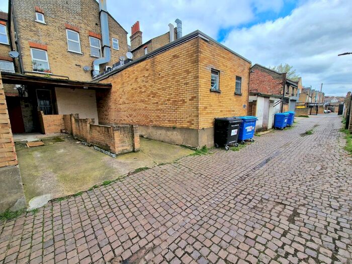 3 Bedroom Flat To Rent In Green Lanes, London, N13