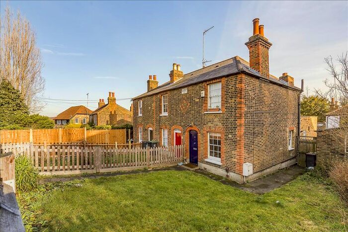 2 Bedroom Cottage To Rent In Buckhurst Hill, London, IG9