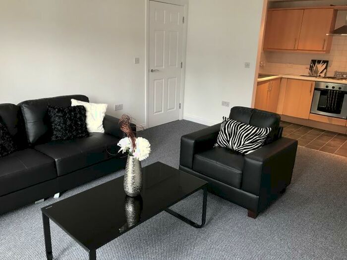 2 Bedroom Flat To Rent In West Park Walk, LS16