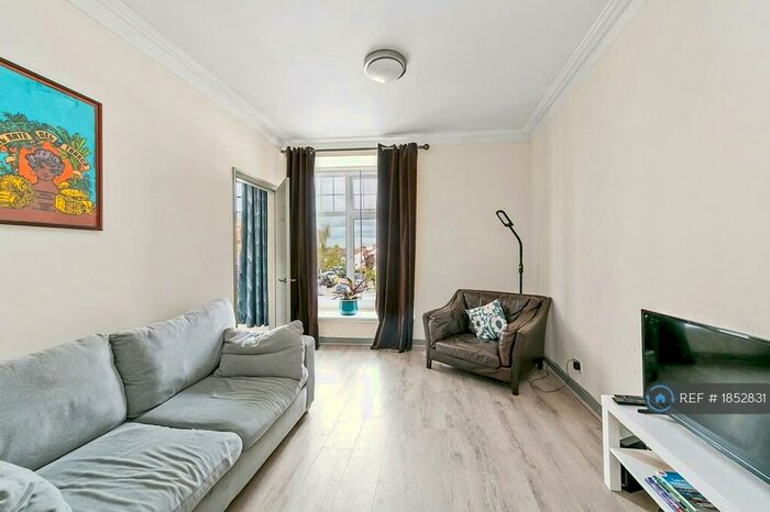 1 Bedroom Flat To Rent In Upper Richmond Road West, London, SW14