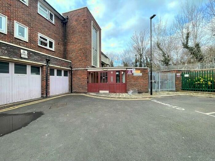 1 Bedroom Flat To Rent In Isom Close, Plaistow, E13