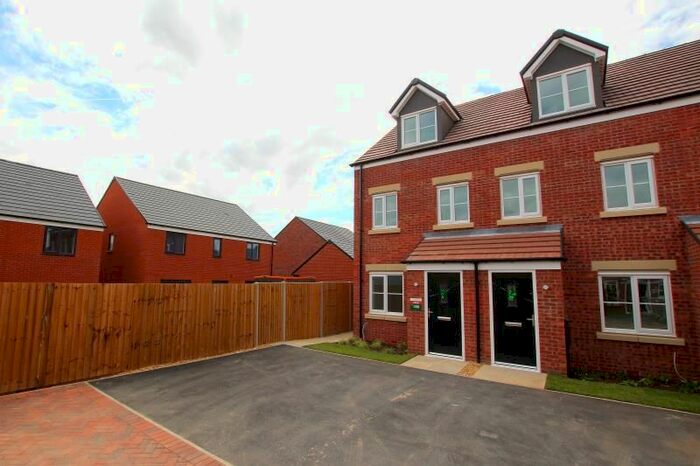 3 Bedroom Town House To Rent In Wilton Avenue, Hampton Gardens, Peterborough, PE7