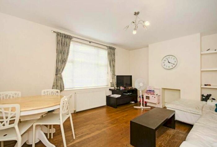 3 Bedroom Flat To Rent In Brookland Rise, London NW11