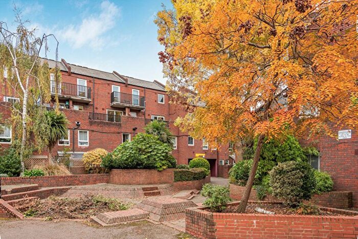 1 Bedroom Flat For Sale In Clement Close, Chiswick, W4