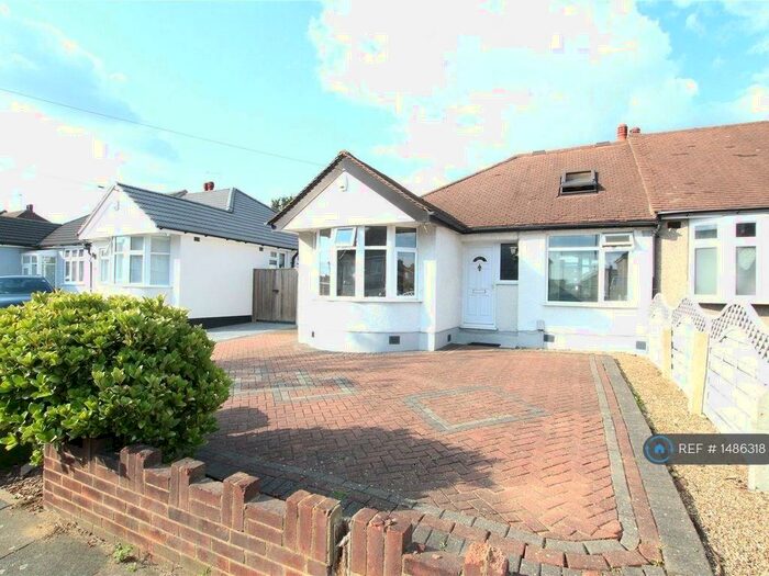 4 Bedroom Bungalow To Rent In Sutherland Avenue, Welling, DA16