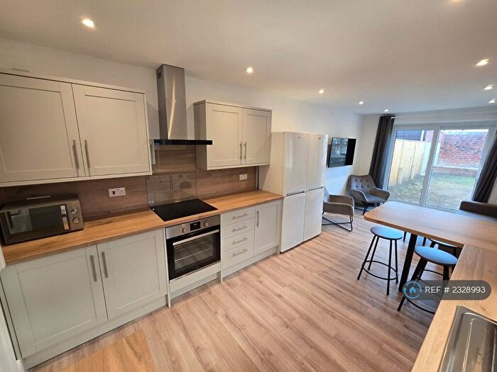 5 Bedroom Semi-Detached House To Rent In Wilton Avenue, Southampton, SO15