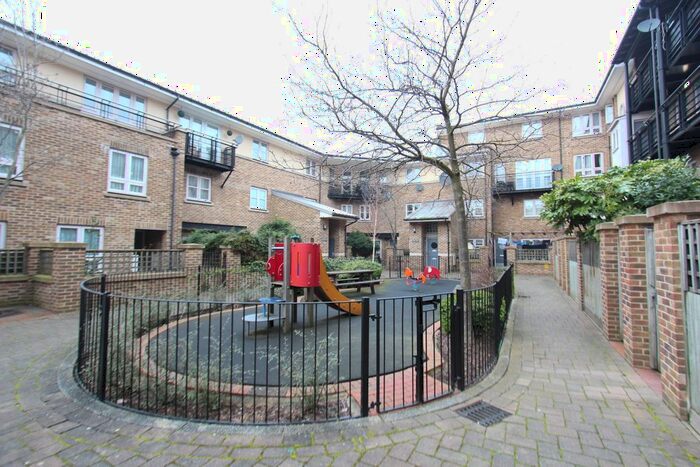2 Bedroom Flat To Rent In Vivian Close, London, N4