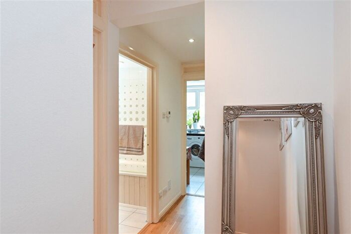 1 Bedroom Flat For Sale In Croydon Road, Caterham, Surrey, CR3