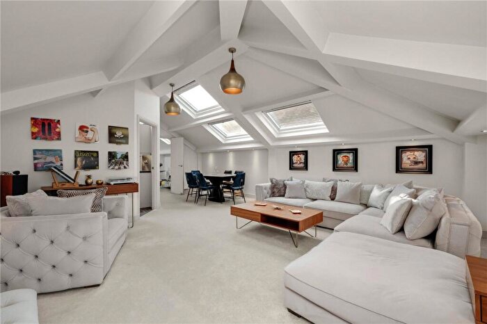 2 Bedroom Apartment For Sale In Bear Lane, Farnham, Surrey, GU9