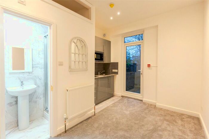 Apartment To Rent In Fairbridge Road, Archway, London, N19