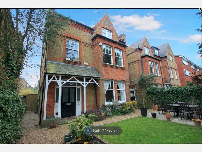 2 Bedroom Flat To Rent In Parklands, Surbiton, KT5