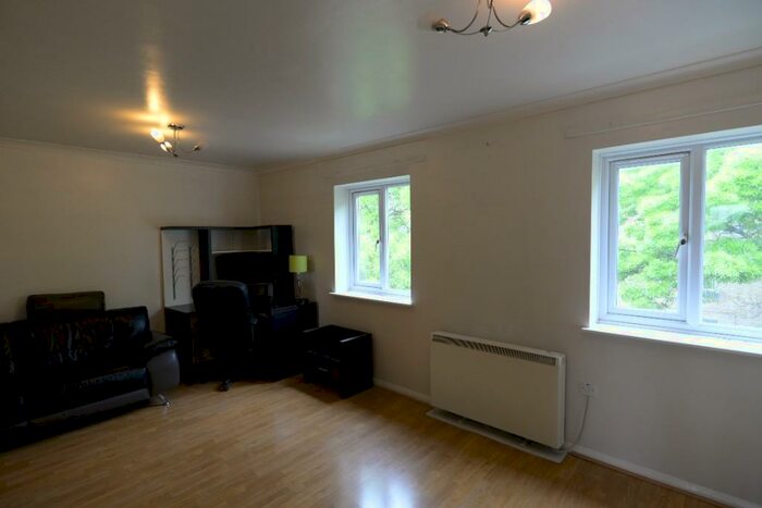 1 Bedroom Flat To Rent In Thame Road, London, SE16