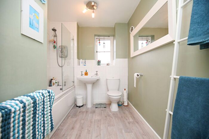 2 Bedroom Flat For Sale In Field Farm Road, Belgrave, Tamworth, B77