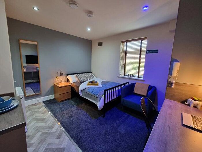 Studio To Rent In West Parade - Studio For /, LN1