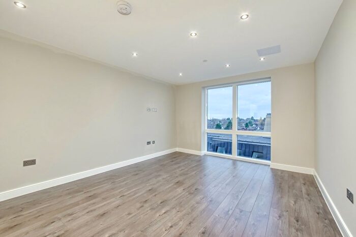 1 Bedroom Flat For Sale In Junction Court, Station Road, Watford, Hertfordshire, WD17
