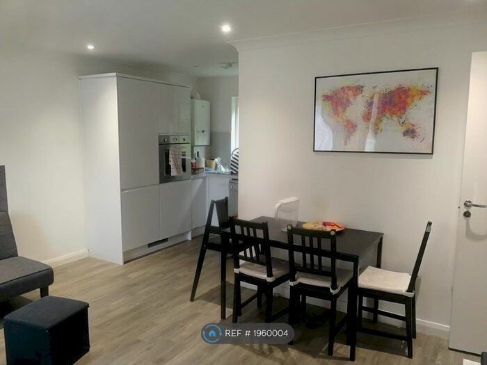 2 Bedroom Maisonette To Rent In Vincent Close, London, SE16