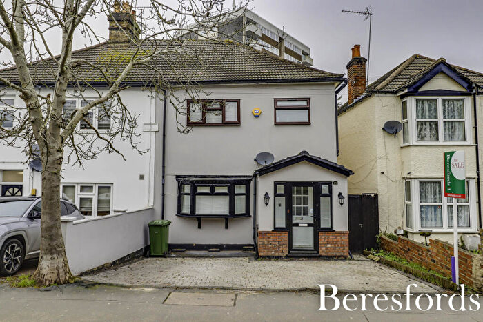 4 Bedroom Semi-Detached House For Sale In Crescent Road, Warley, CM14