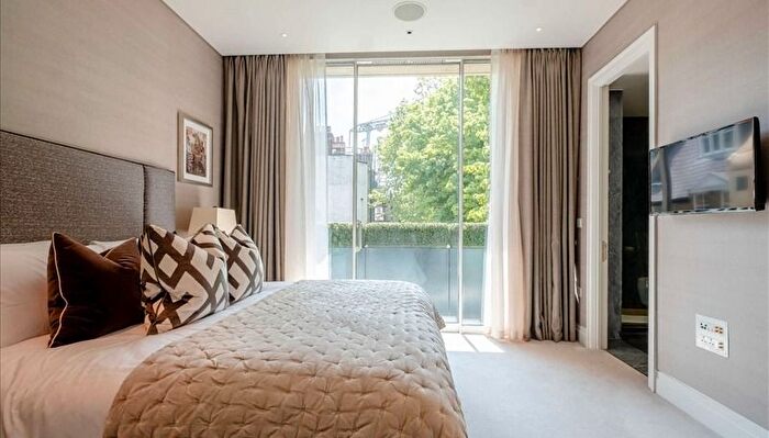 3 Bedroom Flat To Rent In Green Street, Mayfair, W1K
