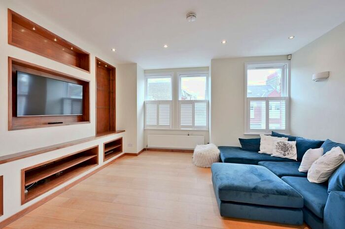 3 Bedroom Flat To Rent In Farlow Road, Putney, London, SW15