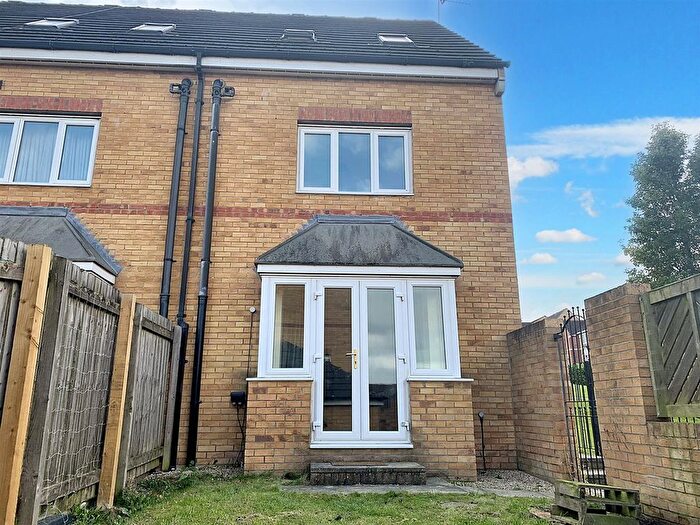 3 Bedroom Semi-detached House To Rent In Checkstone Avenue, Castleford, WF10