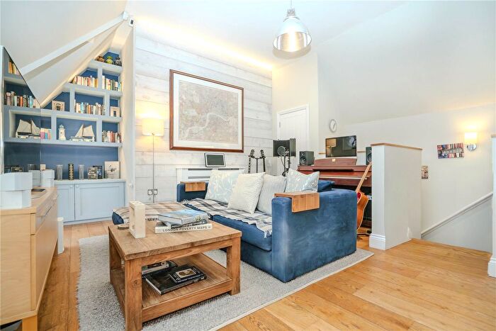 2 Bedroom Maisonette For Sale In Park Lane, Richmond, TW9