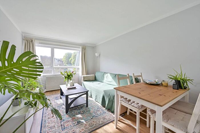 1 Bedroom Flat For Sale In Nantes Close, St John's Hill, London, SW18
