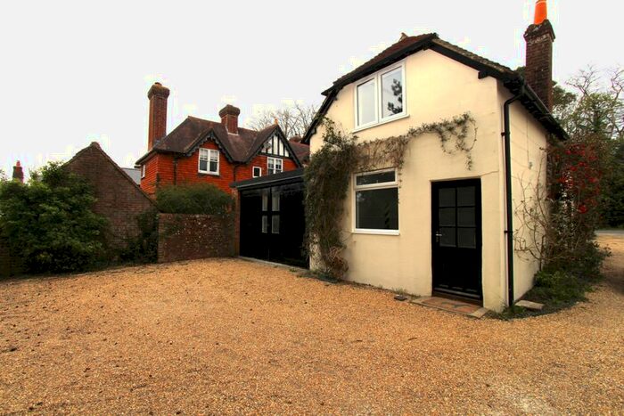 4 Bedroom House To Rent In Botley Road, Shedfield, Southampton, SO32