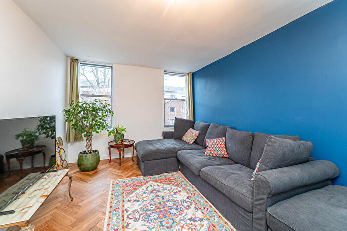 3 Bedroom Apartment For Sale In Caldy Walk, Islington, London, N1