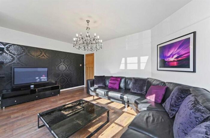 2 Bedroom Flat To Rent In Ossulton Way, London, N2