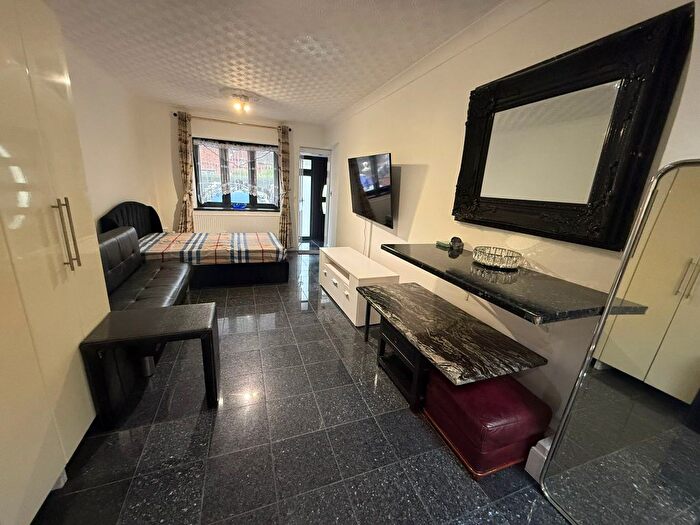 Studio To Rent In Ringway, Southall, UB2