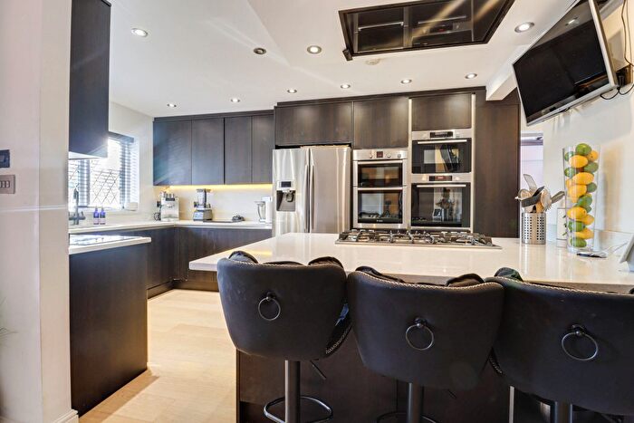 4 Bedroom Detached House For Sale In Tile Kiln Lane, Hemel Hempstead, Hertfordshire, HP3