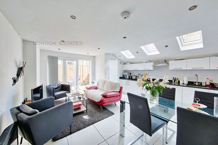 2 Bedroom Flat To Rent In Kimbell Gardens, Fulham, SW6