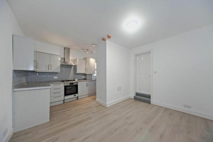 2 Bedroom Flat To Rent In Harbut Road, London, SW11