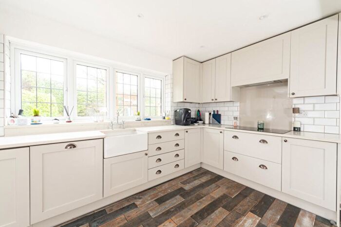 4 Bedroom Detached House For Sale In Manor Farm Close, Stone, Aylesbury, Buckinghamshire, HP17
