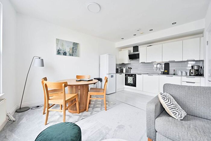 3 Bedroom Flat To Rent In Salisbury Pavement, Fulham, London, SW6
