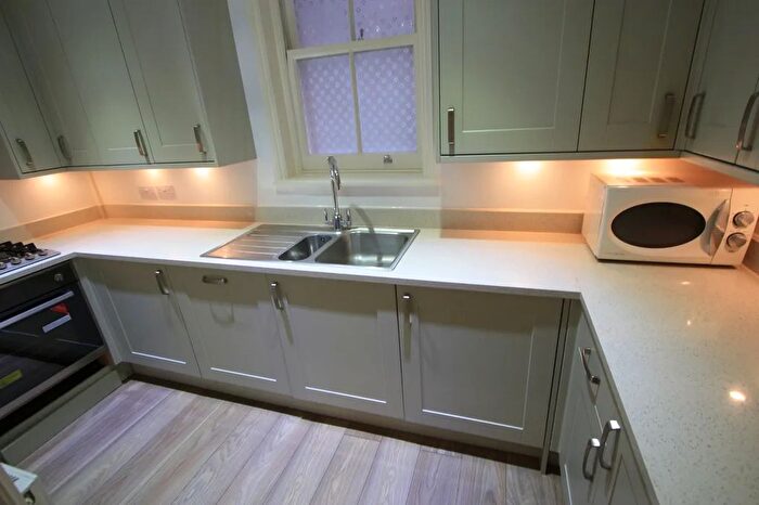 2 Bedroom Flat To Rent In Palace Gate, London, W8