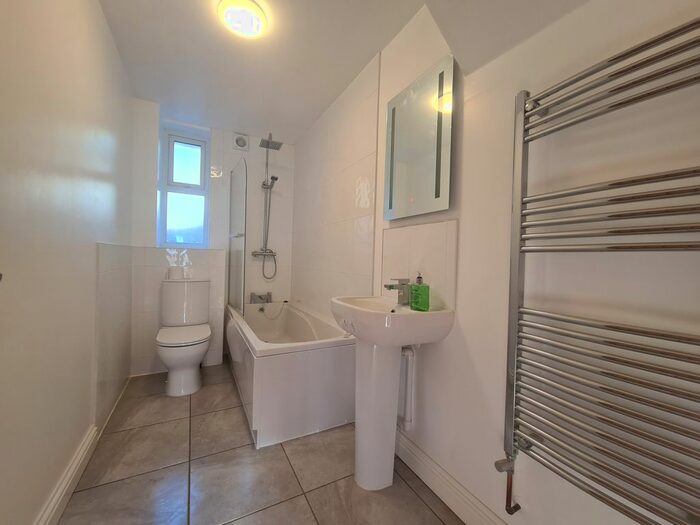 4 Bedroom Bungalow To Rent In Coombe Vale Road, Teignmouth, TQ14