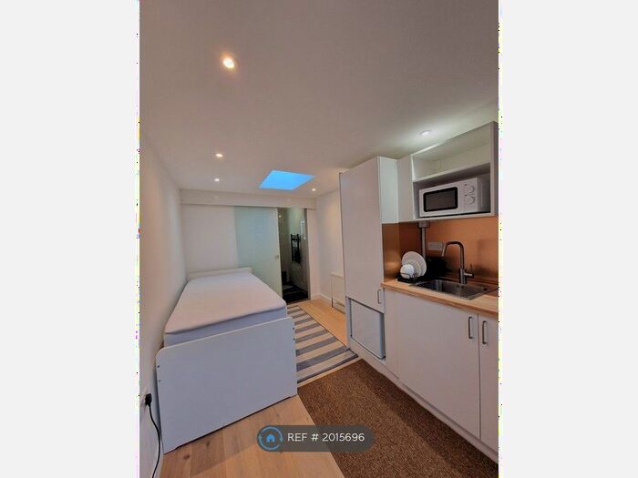 Studio To Rent In Hanworth, Feltham, TW13
