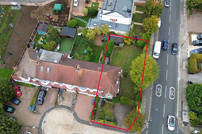 3 Bedroom End Of Terrace House For Sale In Orchard Close, Raynes Park, SW20