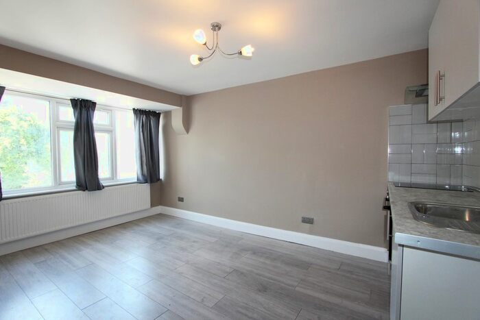 Studio To Rent In Hamilton Road, London, NW11