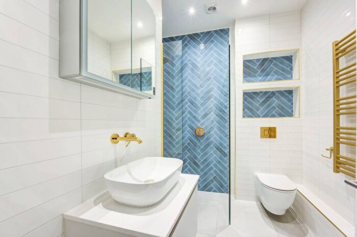 2 Bedroom Flat To Rent In Earls Court, Earls Court, London, SW5