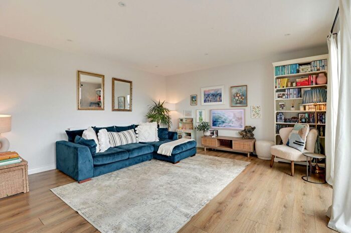 2 Bedroom Flat For Sale In Littleworth Road, Littleworth Road, KT10